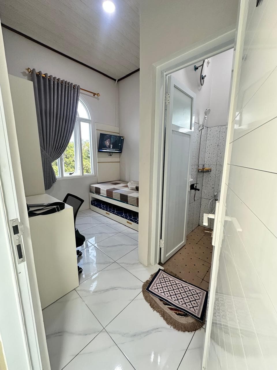 Tampak Kamar dengan Kamar Mandi Dalam