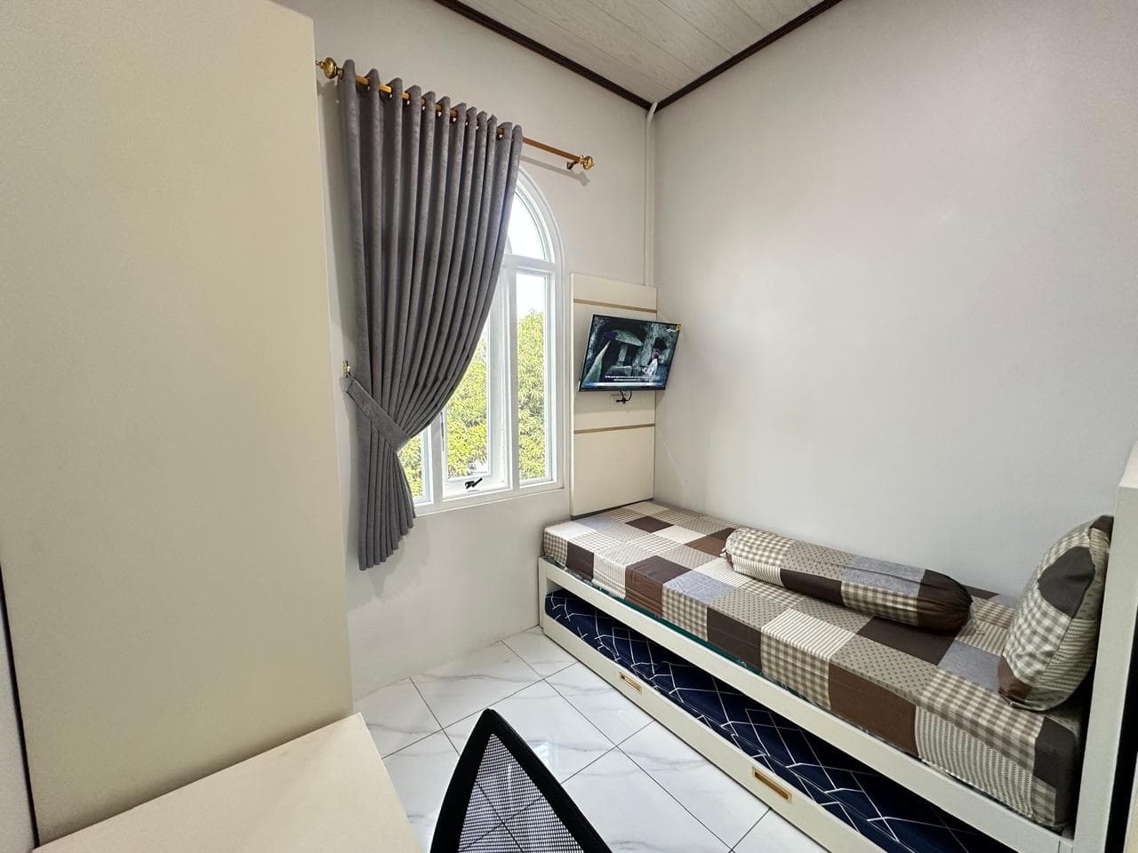 Kamar dengan Jendela Besar