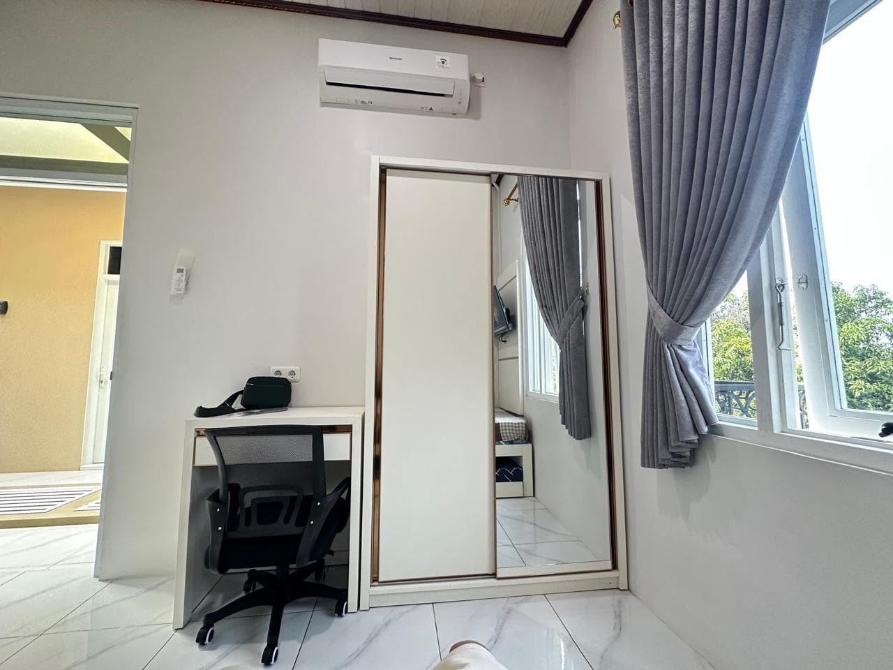 Kamar premium dengan lemari besar bercermin