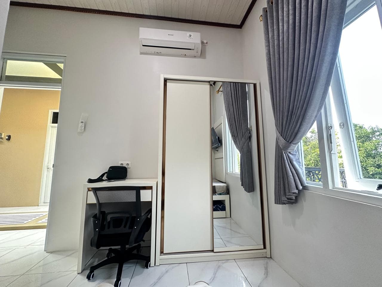 Sudut lain kamar ber-AC dengan meja kerja