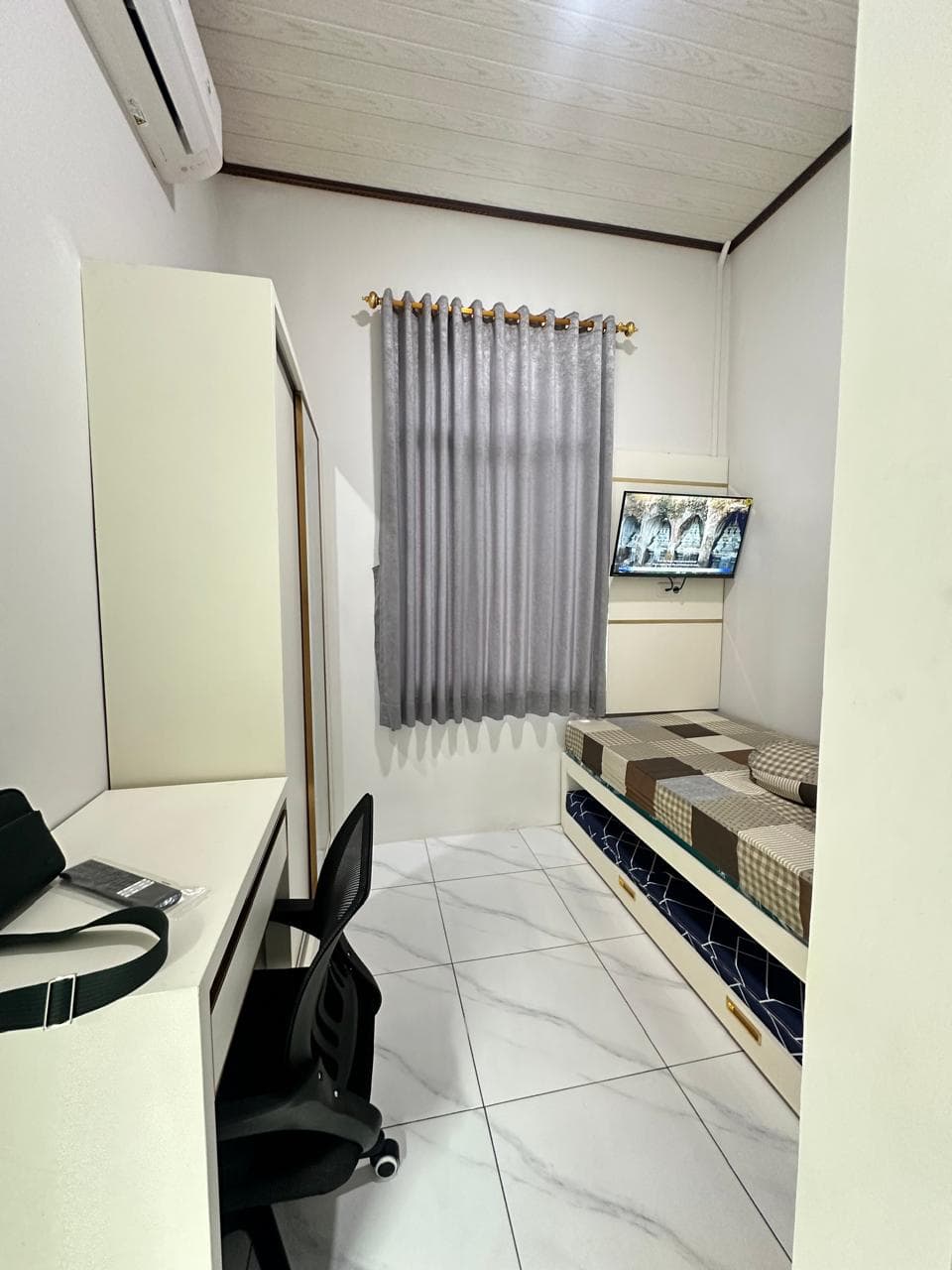 Kamar minimalis dengan AC dan lantai marmer