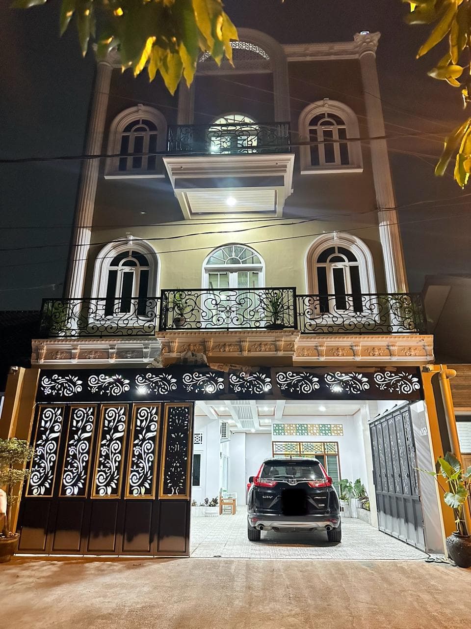 Tampak depan bangunan Kost Damsoer 40 pada malam hari