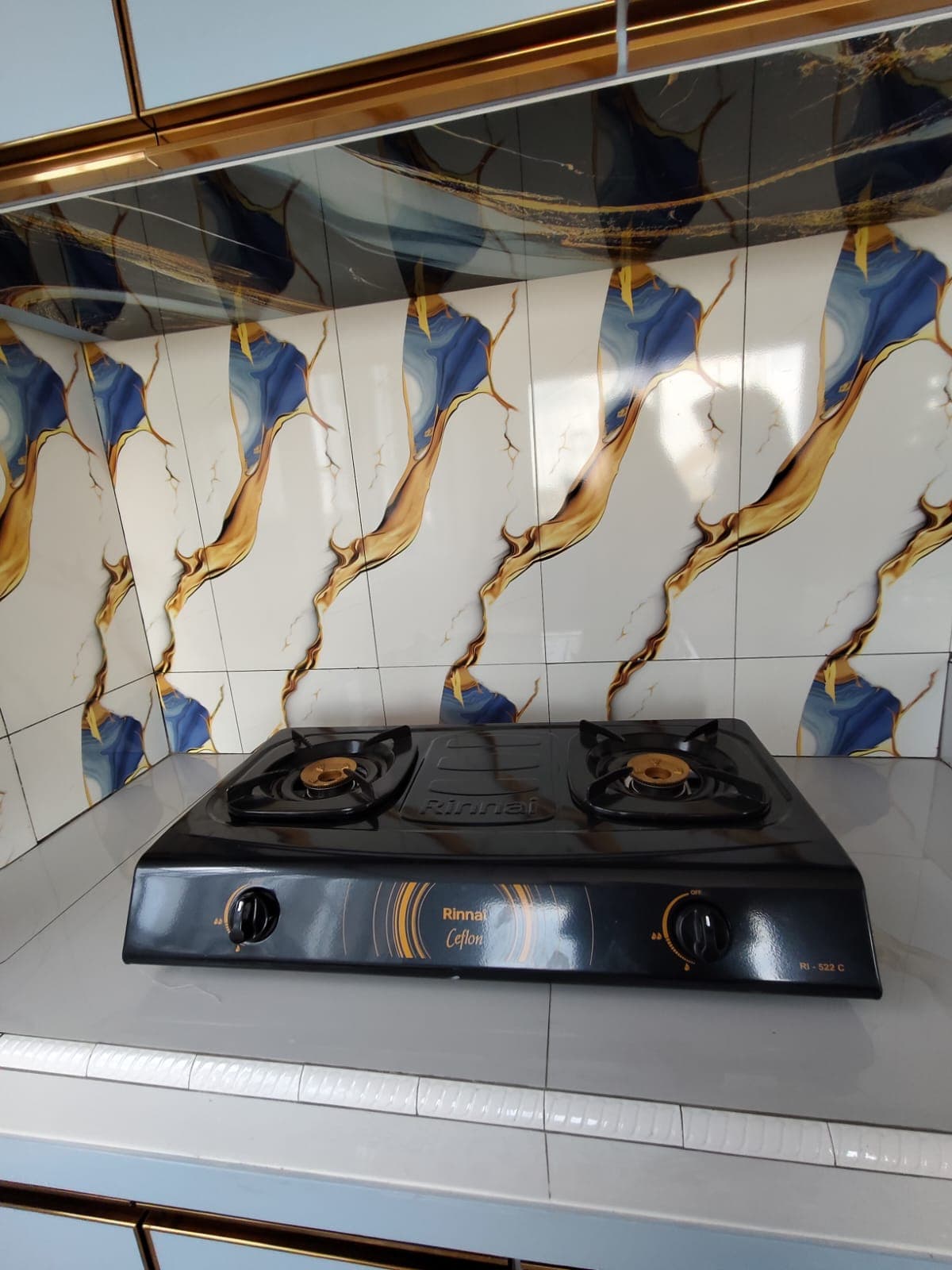 Kompor gas dengan backsplash keramik marble